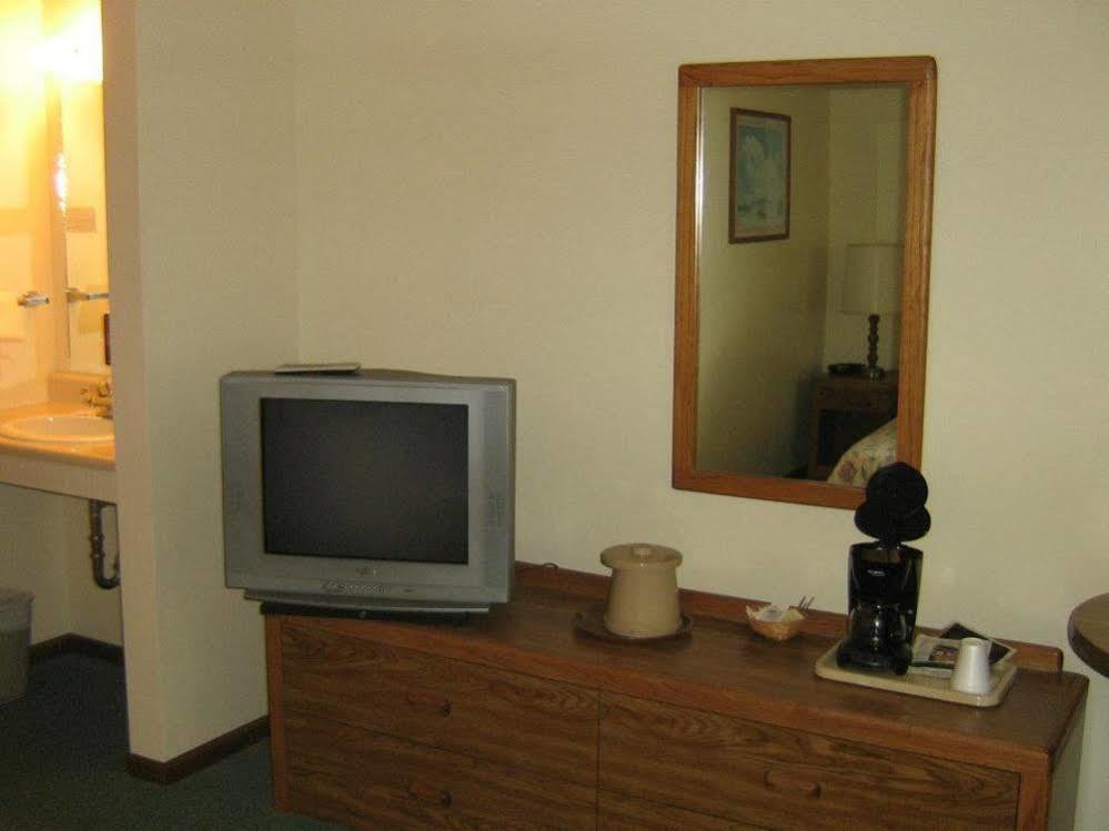Chapel Hill Motel Brevort Exterior photo